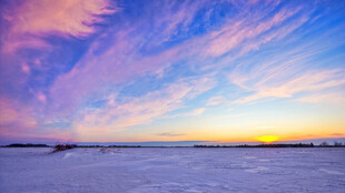 梦幻晚霞下的广袤冰原