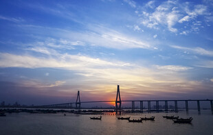 夕阳下的跨海大桥美景