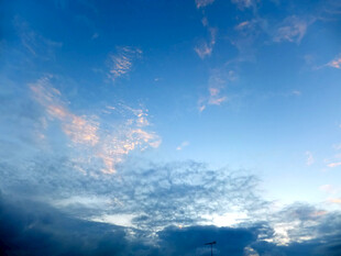 蓝天飘着绚烂彩云