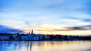 湖畔城市美丽黄昏景色