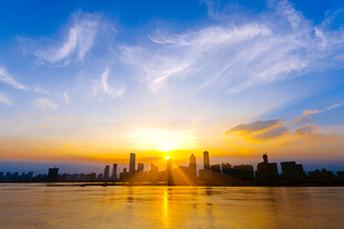 城市湖畔壮丽日落美景