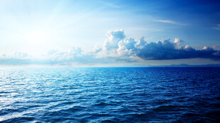 广阔海面与蓝天相映成趣