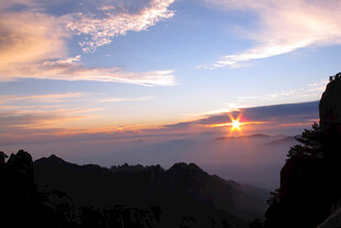 黄山日出壮丽云海景观