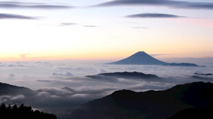 云海中的远山日出美景