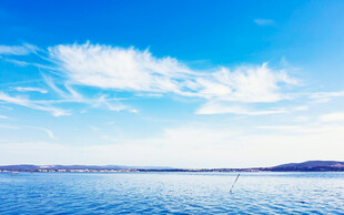 蓝天碧海的宁静风景