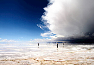 广阔盐湖上的壮观积雨云