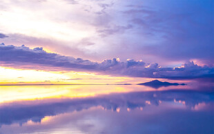 梦幻天空下的镜面湖景