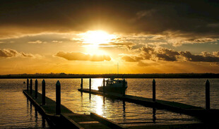 夕阳下的宁静码头