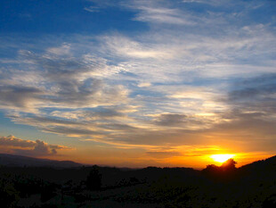 日落时分的美丽天空景观
