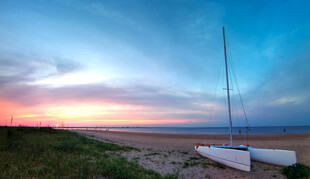 海边夕阳下的帆船美景