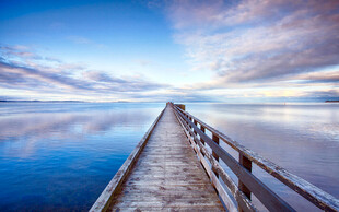 宁静栈桥延伸至波光湖面