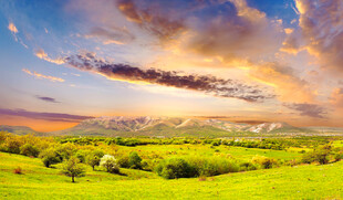 美丽田园风光绚烂天空