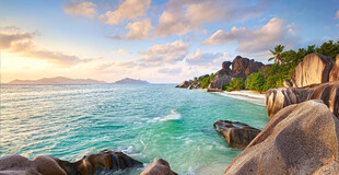 海边美景岩石与碧海蓝天