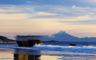 海边日落时的船只与远山