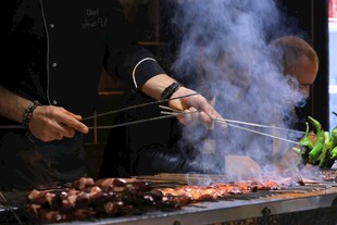 街头美味烧烤现场制作