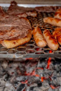 炭火上的美味烤肉