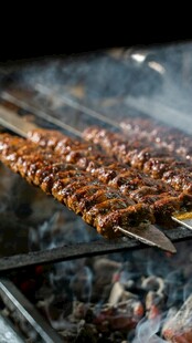 炭火上的美味烤肉串