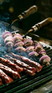 美味烤肉串在烤架上烤制