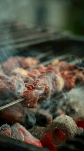 户外烤肉美味滋滋冒