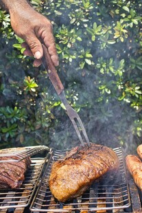 户外烤肉享受美味烧烤时刻