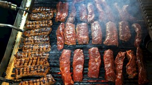 烤架上的美味香肠与烤肉