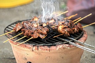 陶炉烤肉串烟火气满满