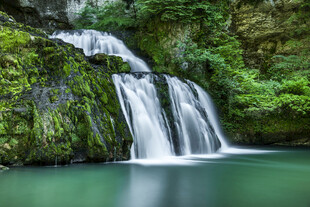 山间秀丽瀑布绿意环绕