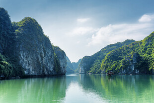 碧绿山水间的宁静美景