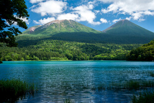 青山碧水间的美丽湖景