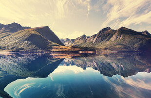 宁静山水间的绝美湖景