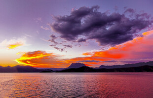 日落时分的绚烂湖景