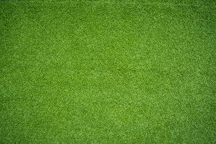 翠绿平整的人造草坪