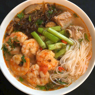 鲜虾时蔬米线汤