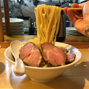 大碗牛肉拉面诱人呈现