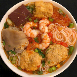 一碗丰盛的海鲜什锦面