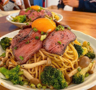 美味牛排意面配蔬菜