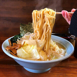 美味拉面被筷子挑起