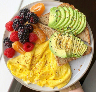 营养丰富的多彩早餐拼盘