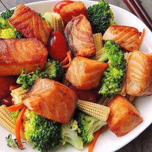 香煎三文鱼配多彩蔬菜