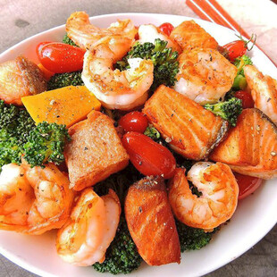 鲜虾三文鱼蔬菜拼盘