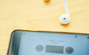 手机搭配耳机播放音乐