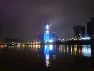 城市夜景中的璀璨灯火