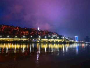 城市江畔夜景迷人风光