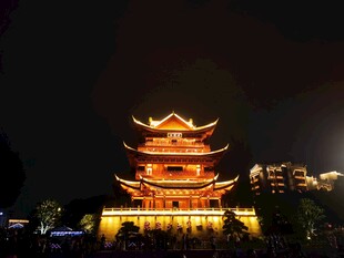 夜晚璀璨的古典阁楼建筑