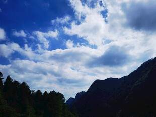 蓝天白云下的山峦美景