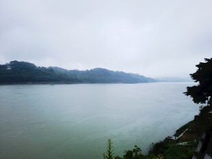 宁静湖畔的山水景致