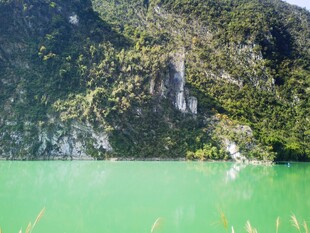 碧绿湖水与葱郁山峦美景