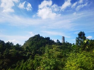 青山绿树间的蓝天美景