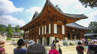 韩国传统建筑前的人群