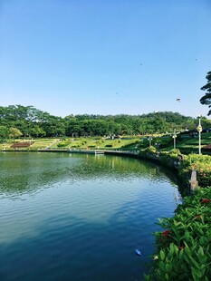 湖畔绿意盎然美景